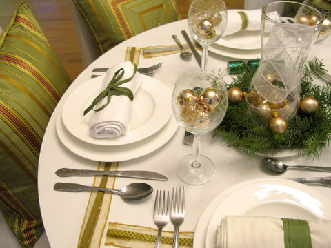 Christmas Decorations: 5 Ways to Decorate Your Holiday Table on a ...